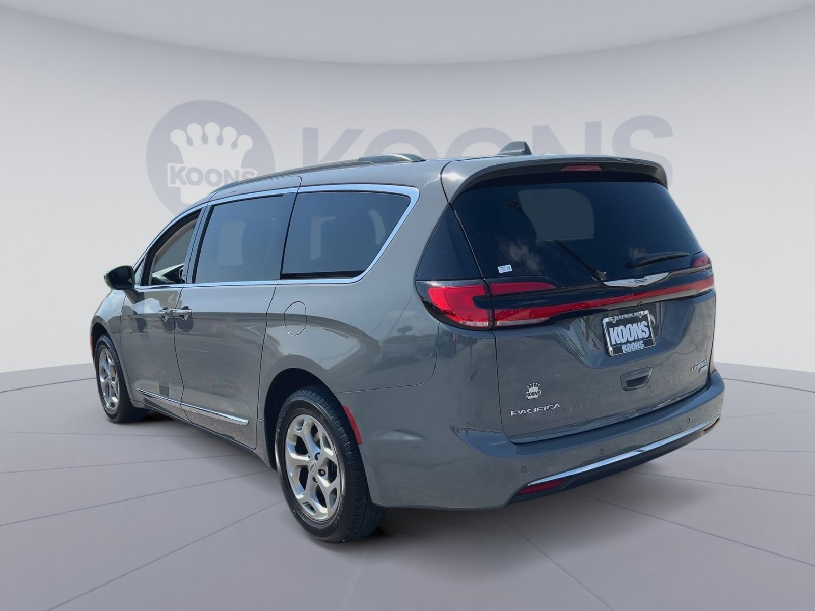 Used 2022 Chrysler Pacifica Limited AWD/4WD image 10