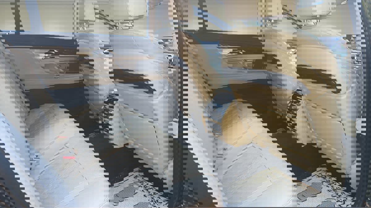 Used 2018 BMW 740i xDrive w/ Executive Package AWD/4WD image 19