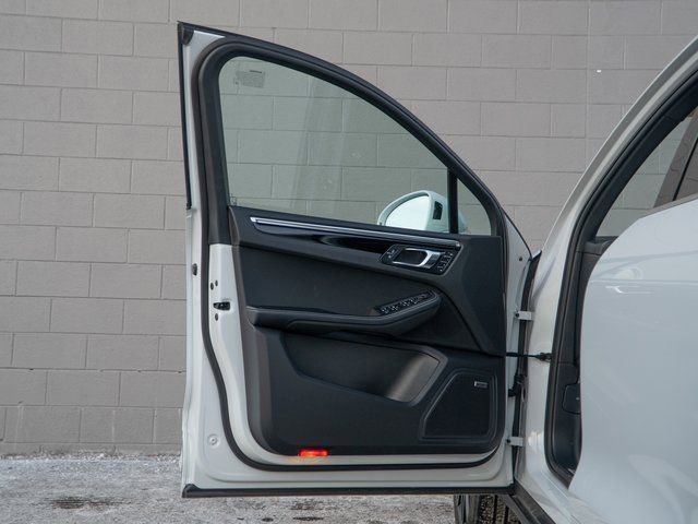 Certified 2025 Porsche Macan S image 15