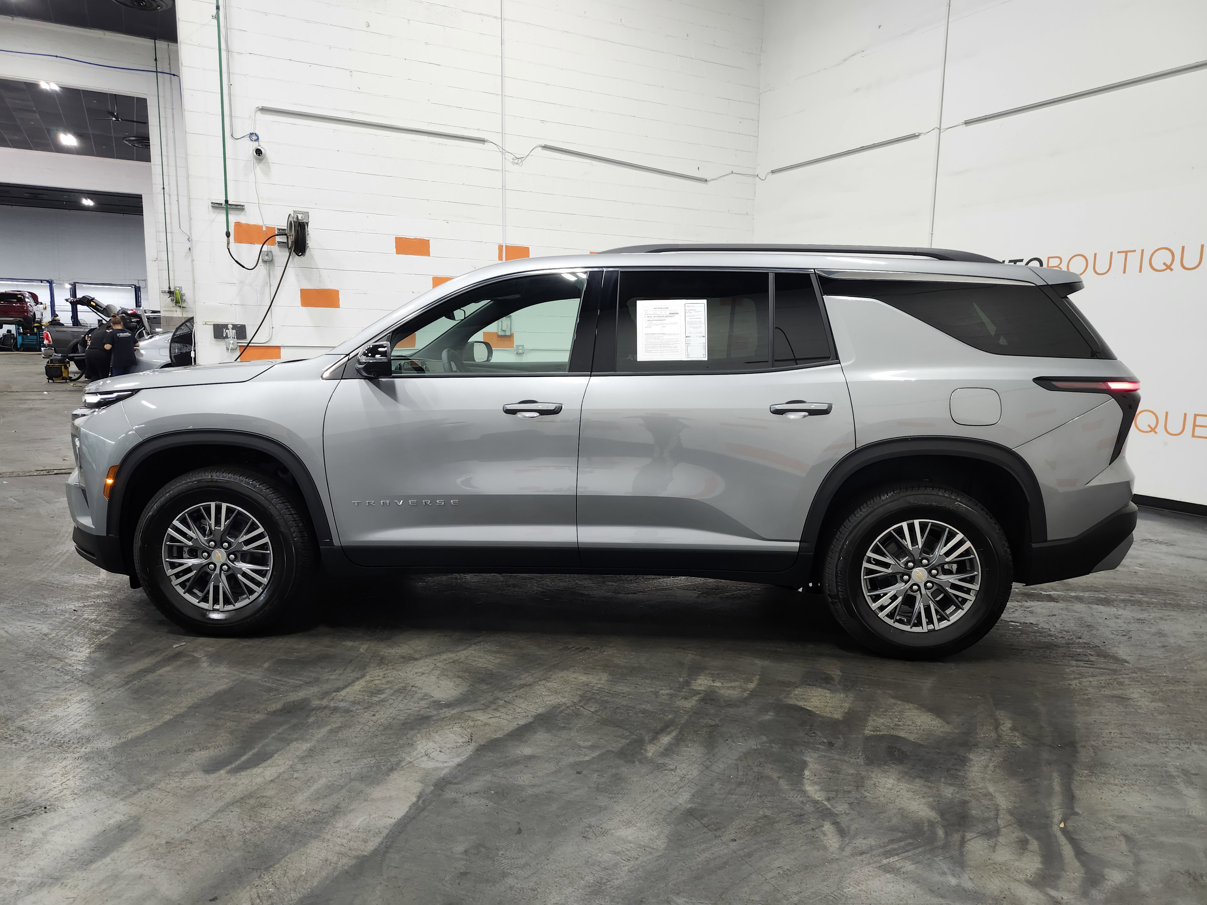 Used 2025 Chevrolet Traverse LT w/ Driver Confidence Package image 7