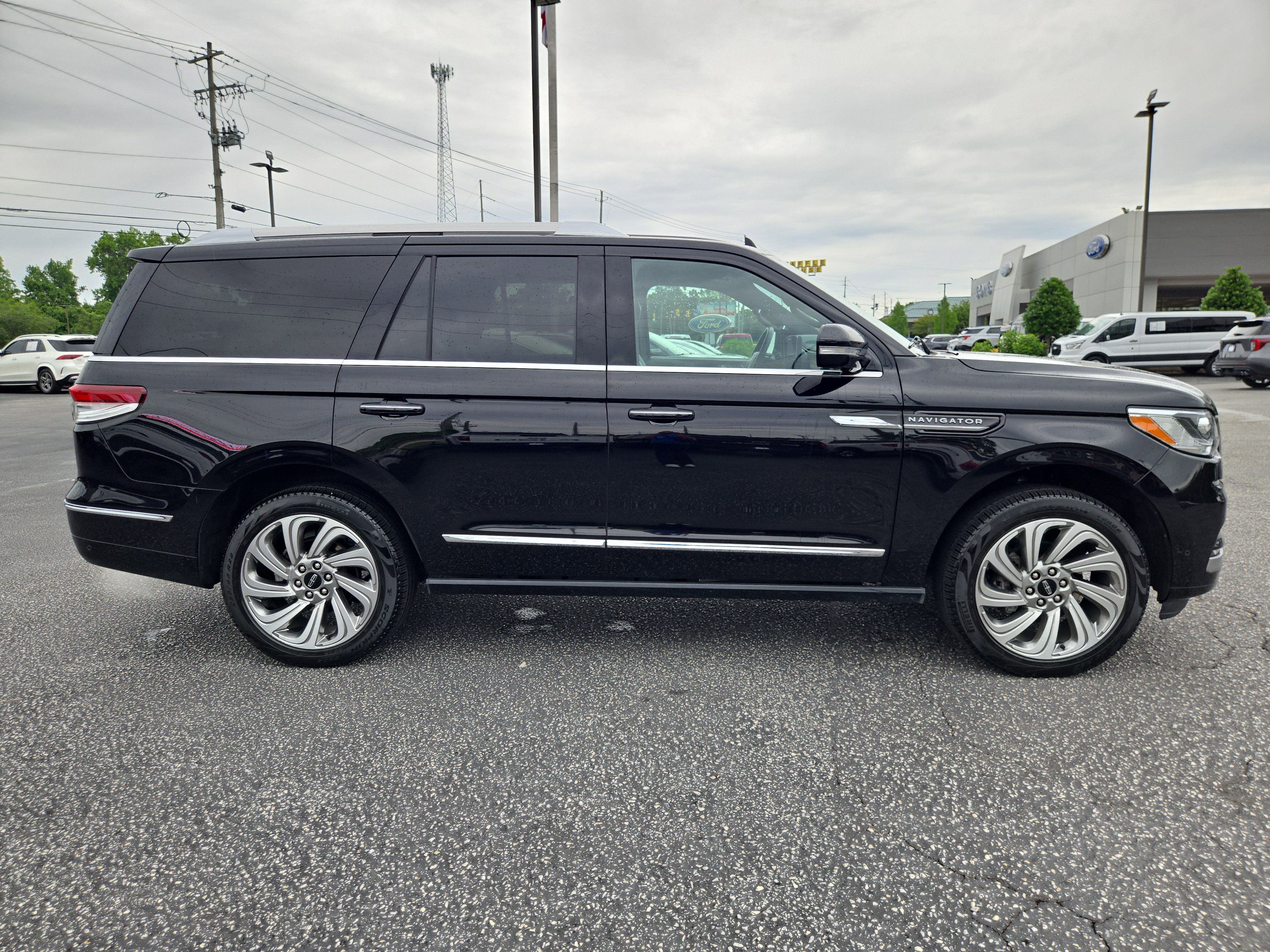 Used 2024 Lincoln Navigator Premiere AWD/4WD image 6