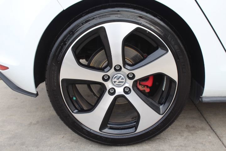 Used 2016 Volkswagen Golf S image 11