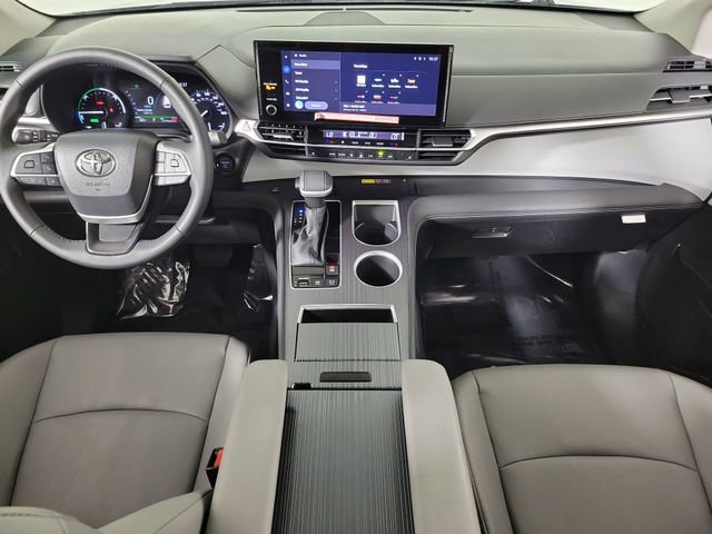 Used 2025 Toyota Sienna XLE image 16