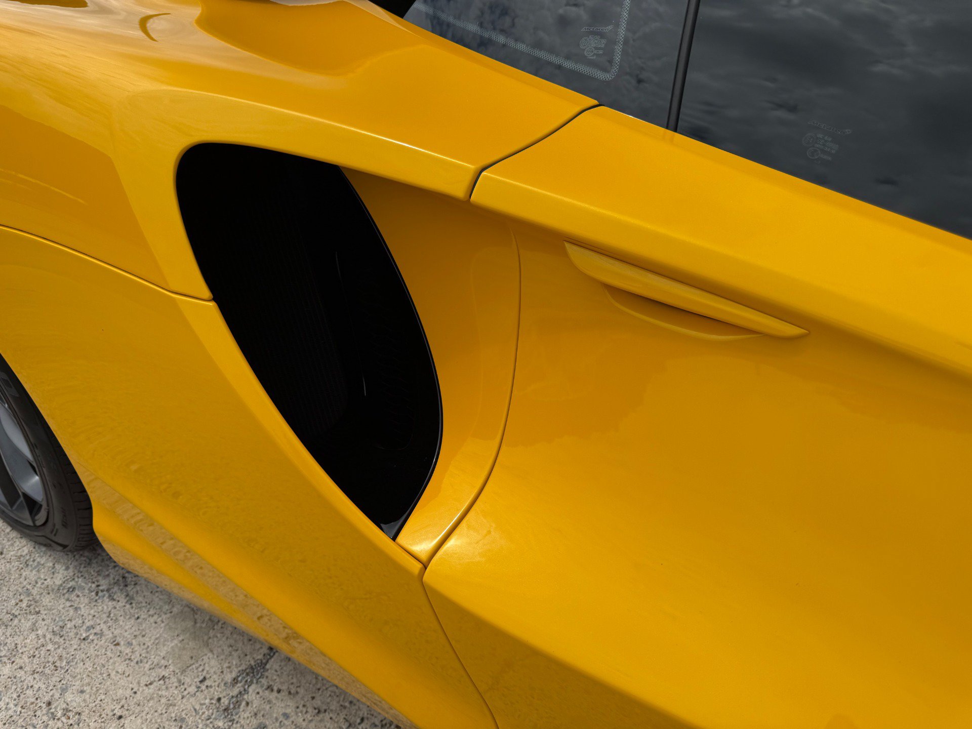 Used 2024 McLaren Artura RWD image 49