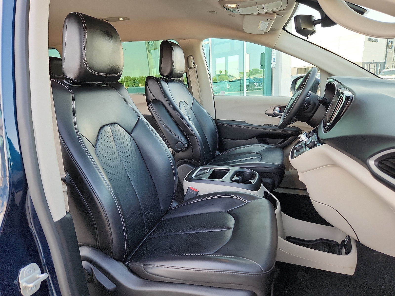 Used 2023 Chrysler Pacifica Touring-L FWD image 14