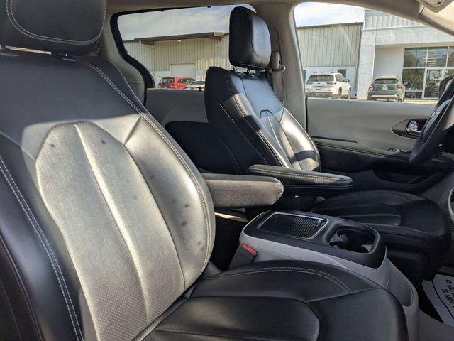 Used 2023 Chrysler Pacifica Touring-L image 38