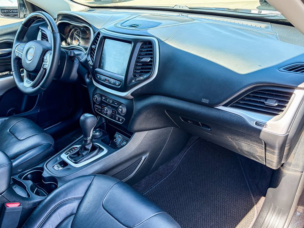 Used 2016 Jeep Cherokee Overland w/ Technology Group AWD/4WD image 36