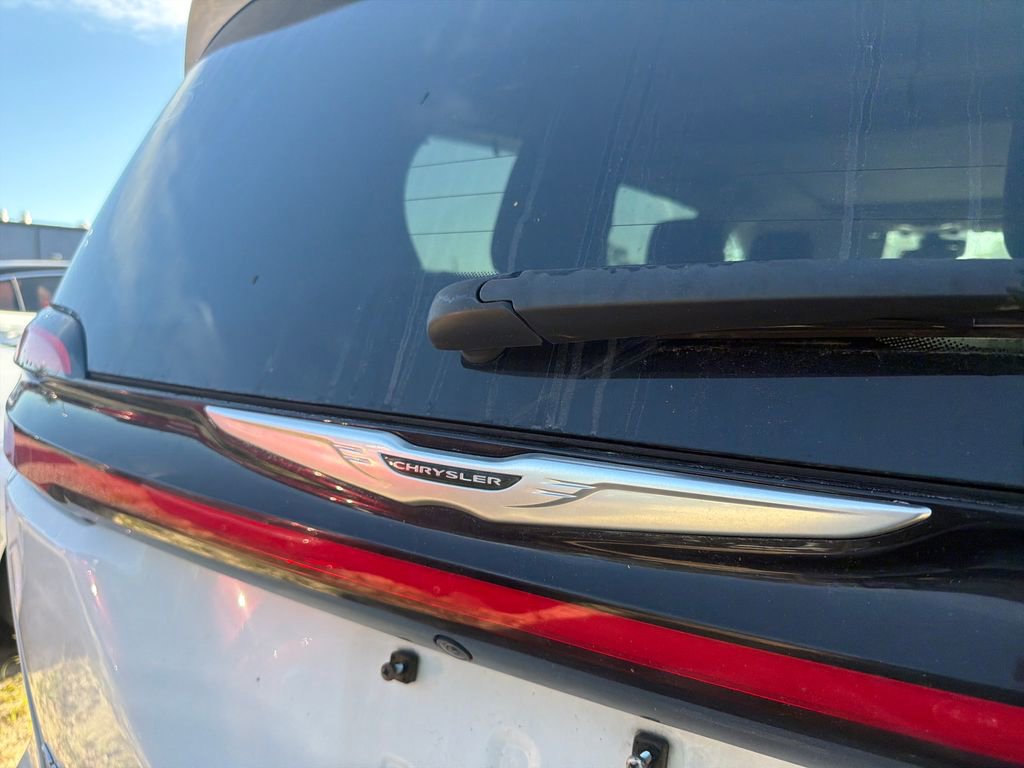 Used 2023 Chrysler Pacifica Limited FWD image 21