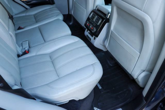 Used 2015 Land Rover Range Rover HSE image 32