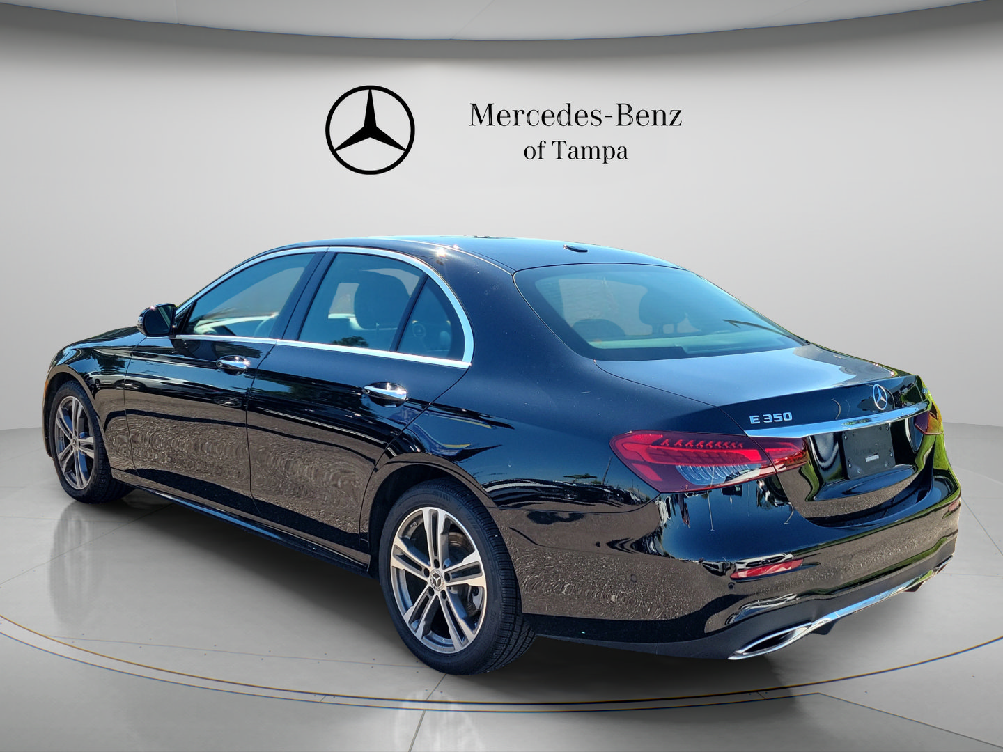 Used 2023 Mercedes-Benz E 350 4MATIC Sedan image 2
