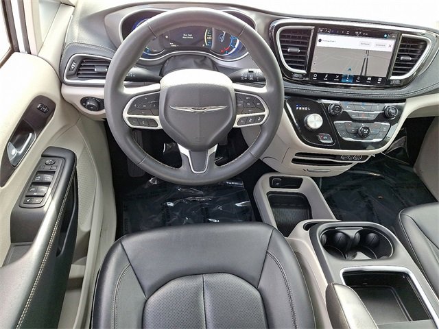 Used 2024 Chrysler Pacifica Select image 18