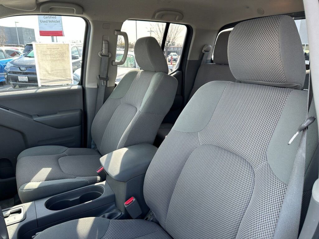 Used 2015 Nissan Frontier SV image 11