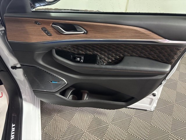 Used 2022 Jeep Grand Cherokee Summit w/ Luxury Tech Group V image 26