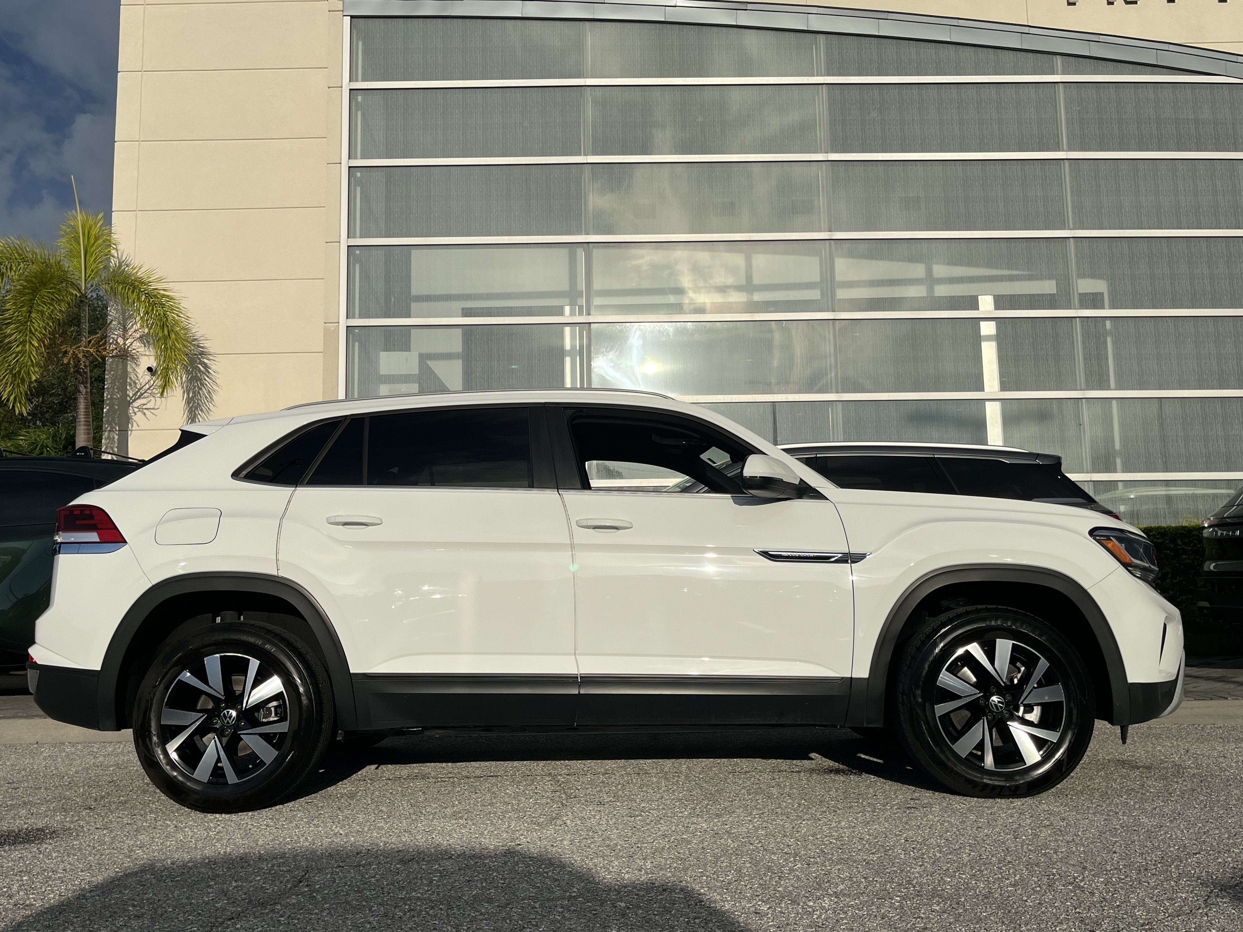 Used 2022 Volkswagen Atlas Cross Sport SE FWD image 8