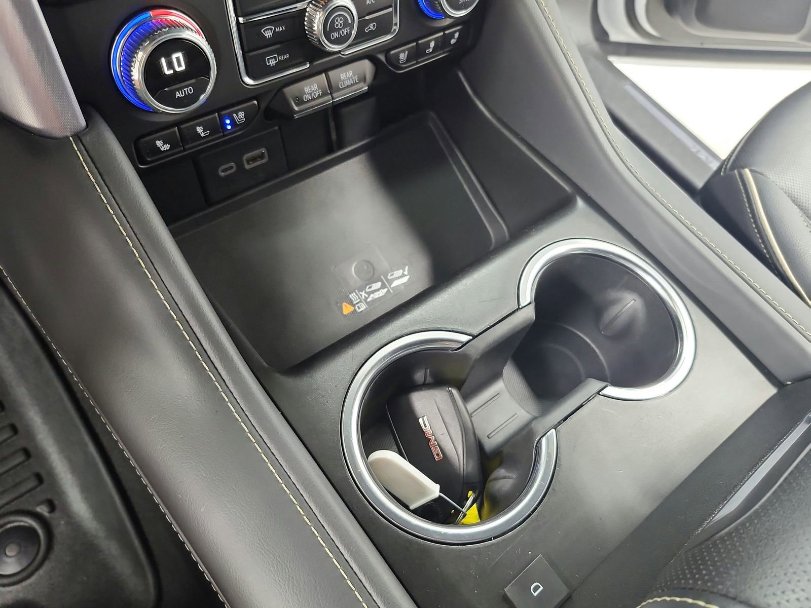 Used 2024 GMC Yukon XL SLT image 36