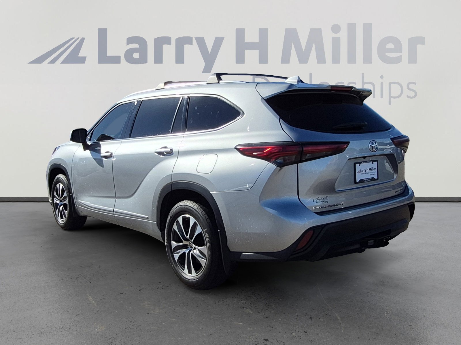 Used 2021 Toyota Highlander XLE image 3