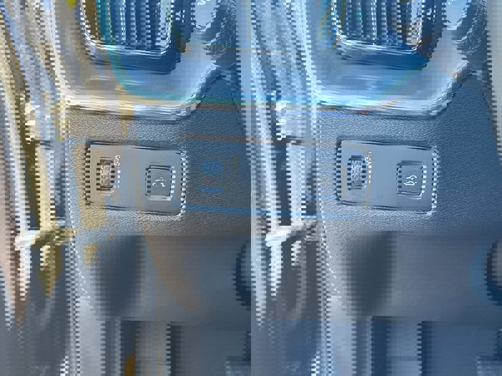 Used 2019 Volvo XC60 T5 Momentum w/ Premium Package image 30