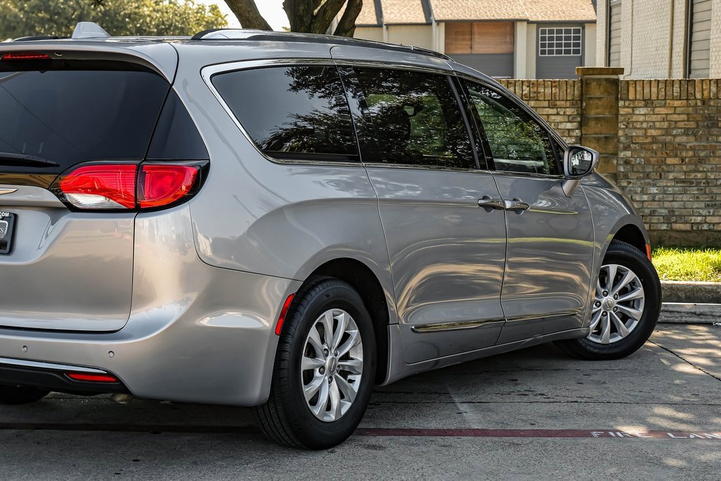 Used 2019 Chrysler Pacifica Touring-L image 15