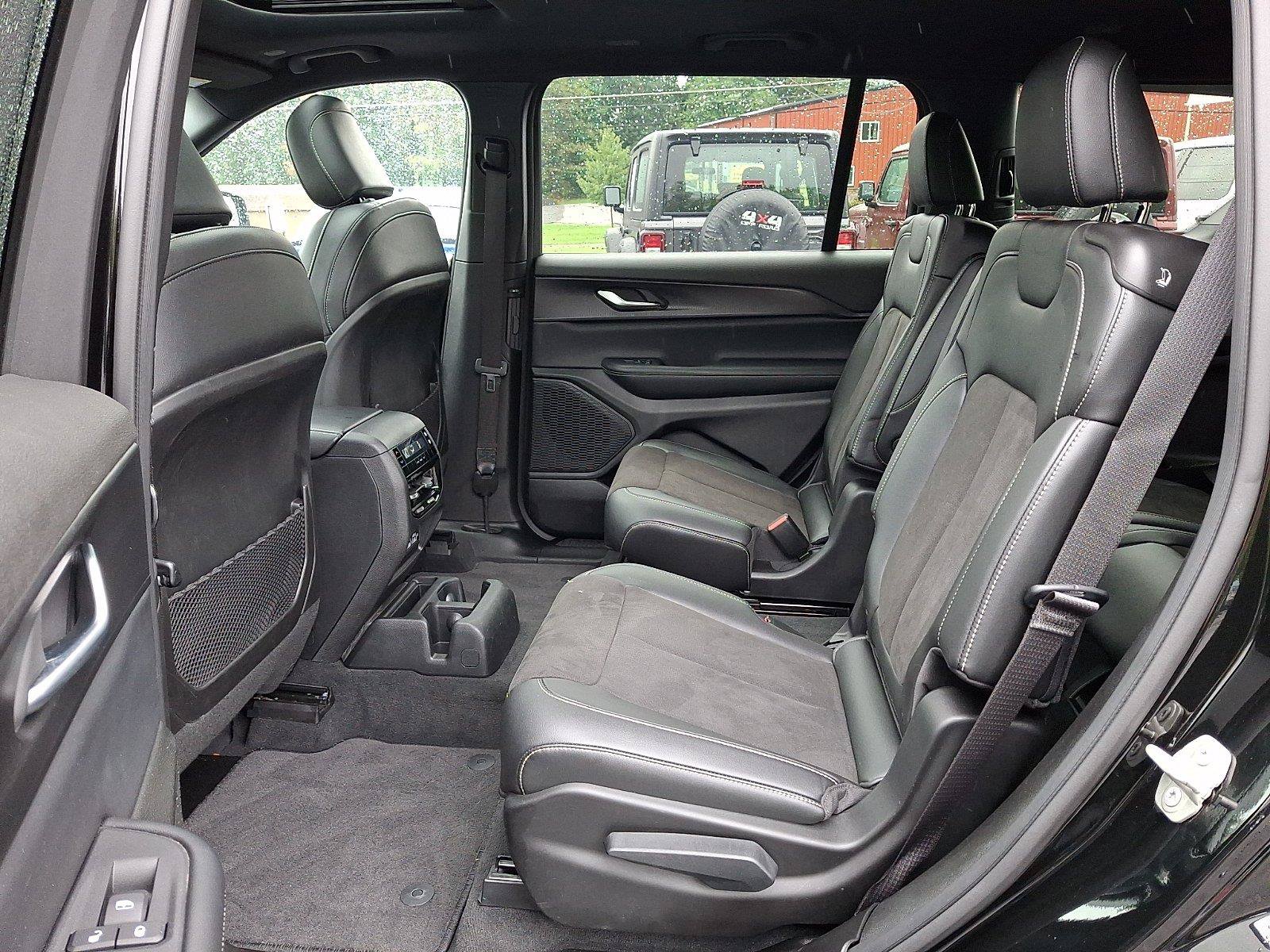 Used 2023 Jeep Grand Cherokee L Altitude AWD/4WD image 10