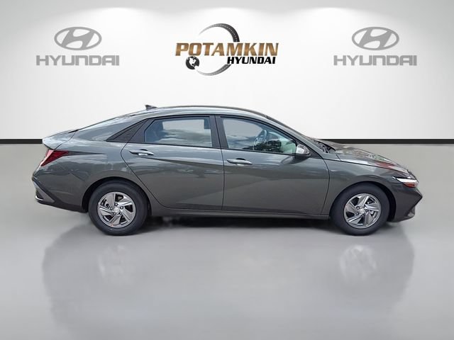 New 2026 Hyundai Elantra SE FWD image 4