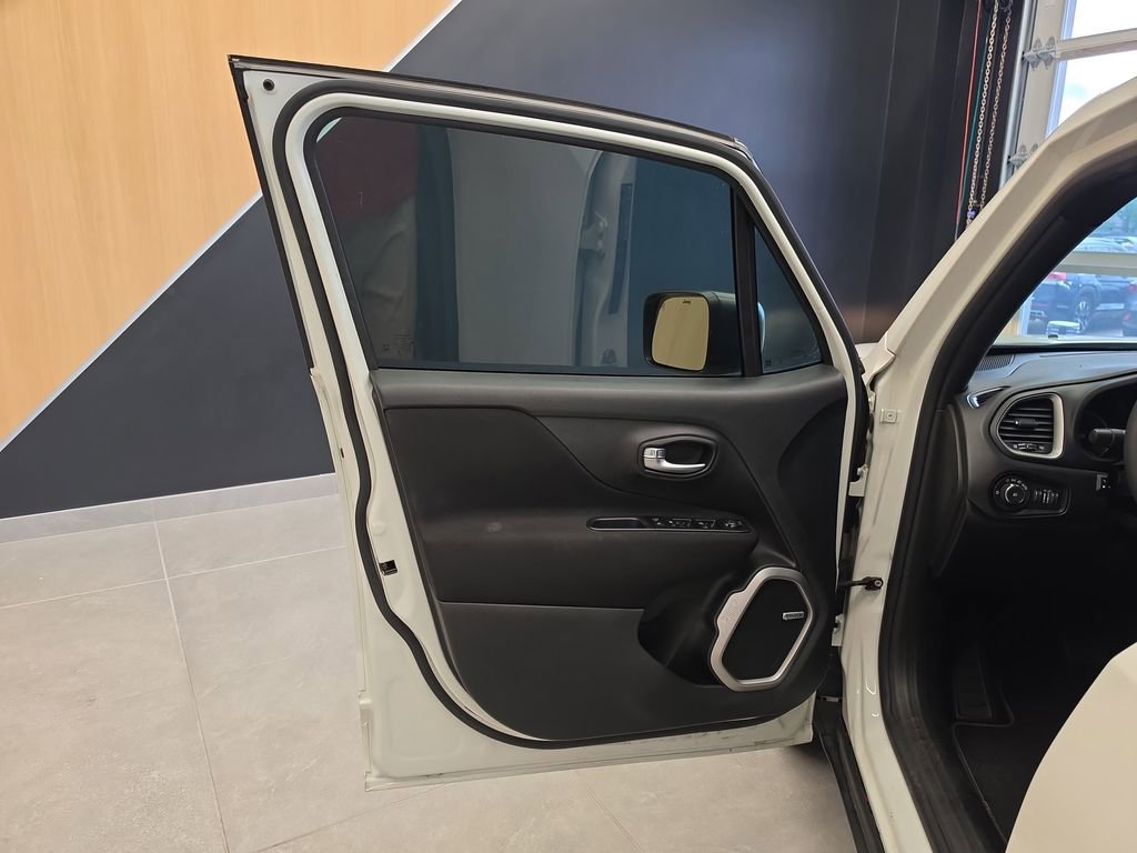 Used 2021 Jeep Renegade Latitude w/ Sun & Sound Group FWD image 15