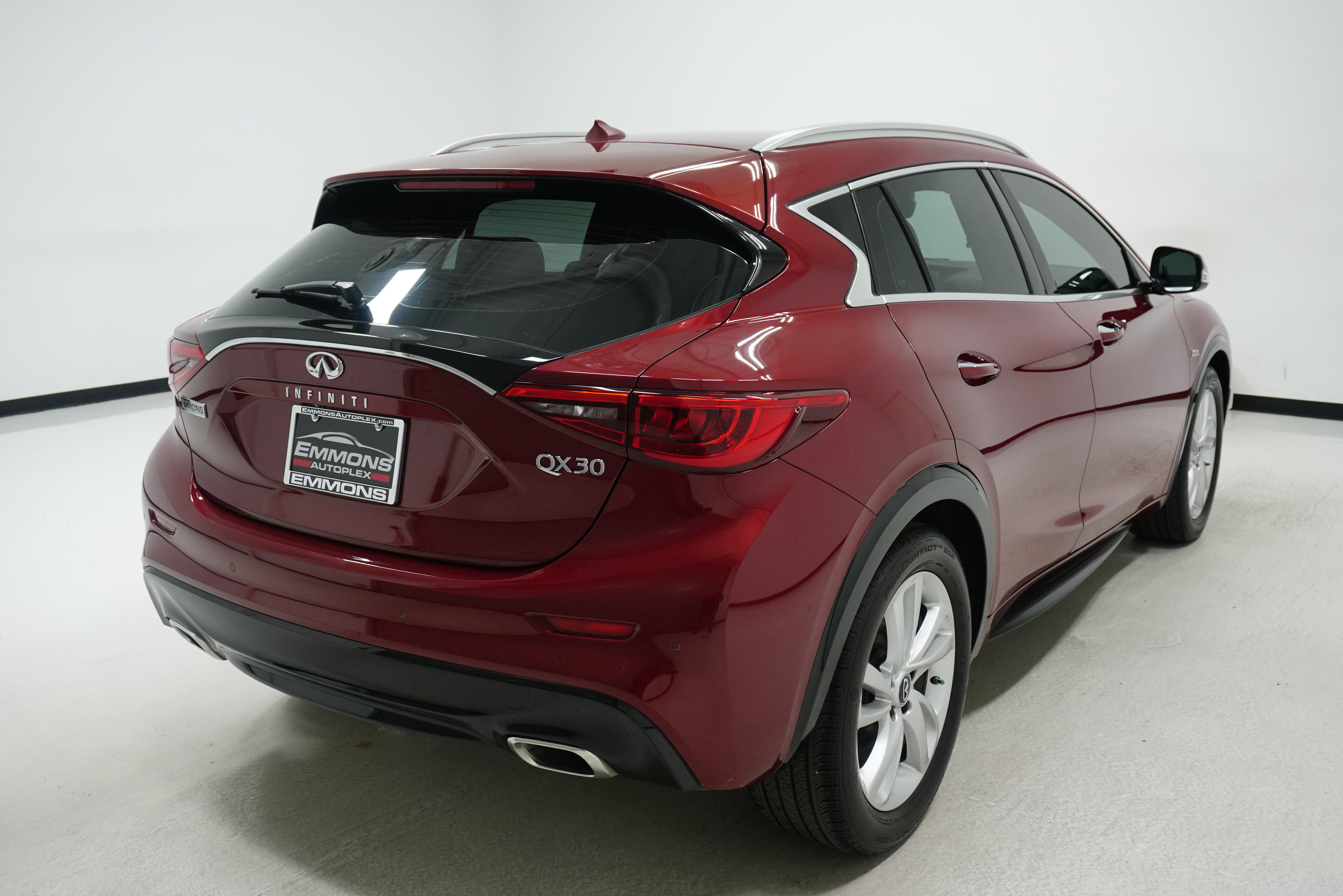 Used 2017 INFINITI QX30 Premium w/ Navigation Package FWD image 4