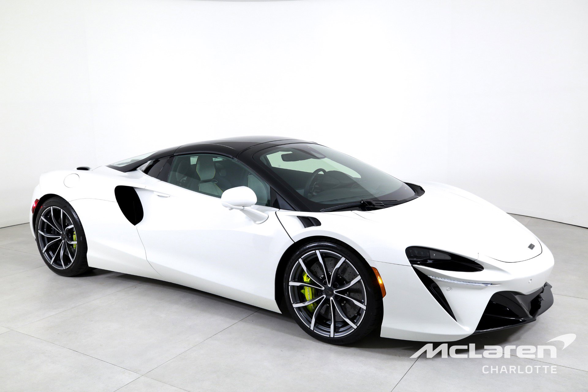 Used 2025 McLaren Artura Spider image 3