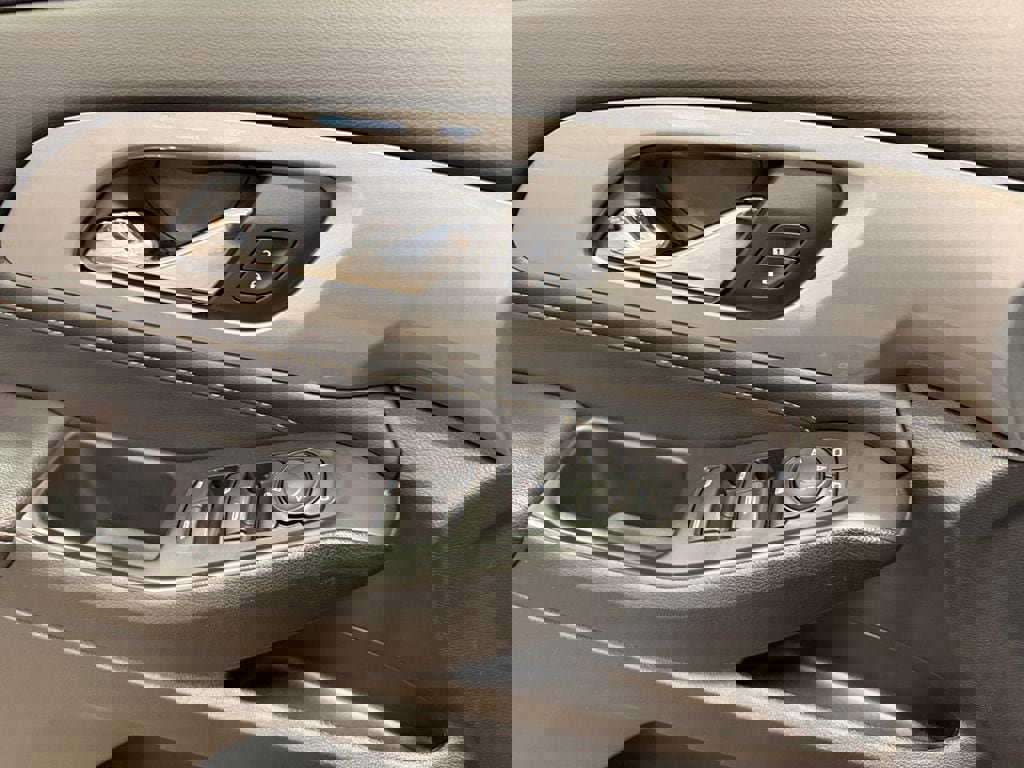 Used 2021 Chevrolet Traverse LT image 18