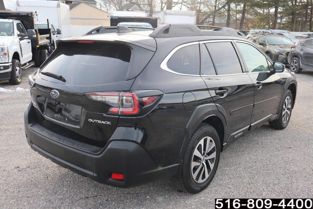 Used 2023 Subaru Outback Premium image 4