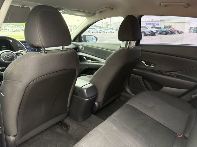 Used 2021 Hyundai Elantra SE FWD image 12