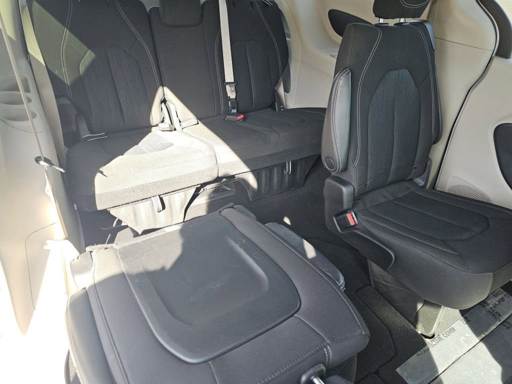 Used 2023 Chrysler Voyager LX image 5
