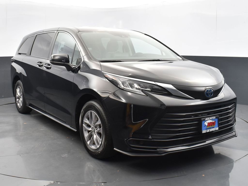 Used 2023 Toyota Sienna LE image 3