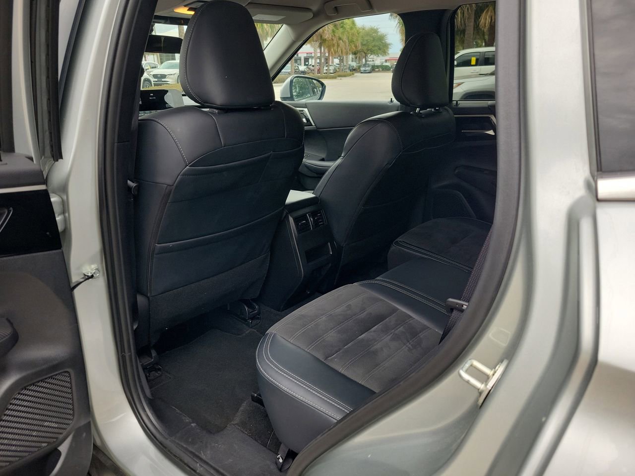 Used 2024 Mitsubishi Outlander SE image 10