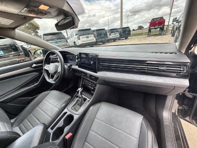Used 2025 Volkswagen Jetta SE FWD image 27