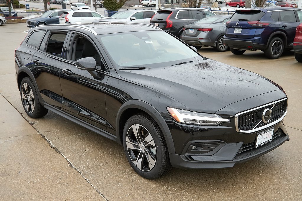 New 2026 Volvo V60 B5 Cross Country Plus w/ Climate Package image 4