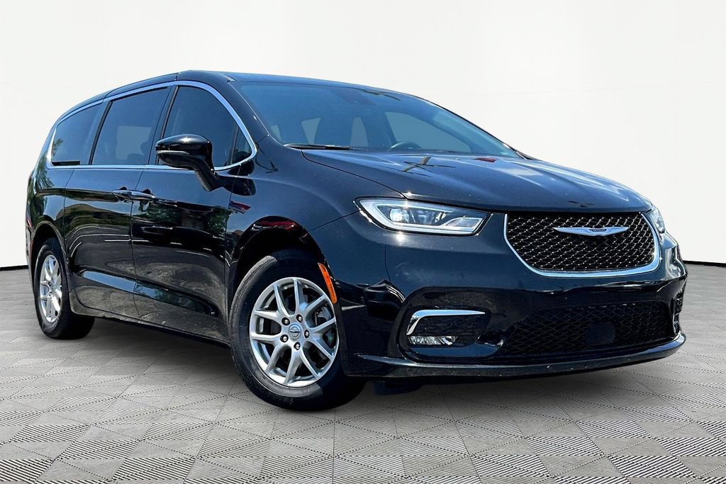 Used 2024 Chrysler Pacifica Touring-L FWD image 3