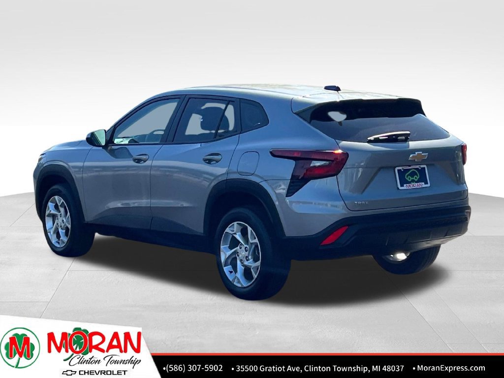 Used 2025 Chevrolet Trax LS w/ LS Convenience Package FWD image 4
