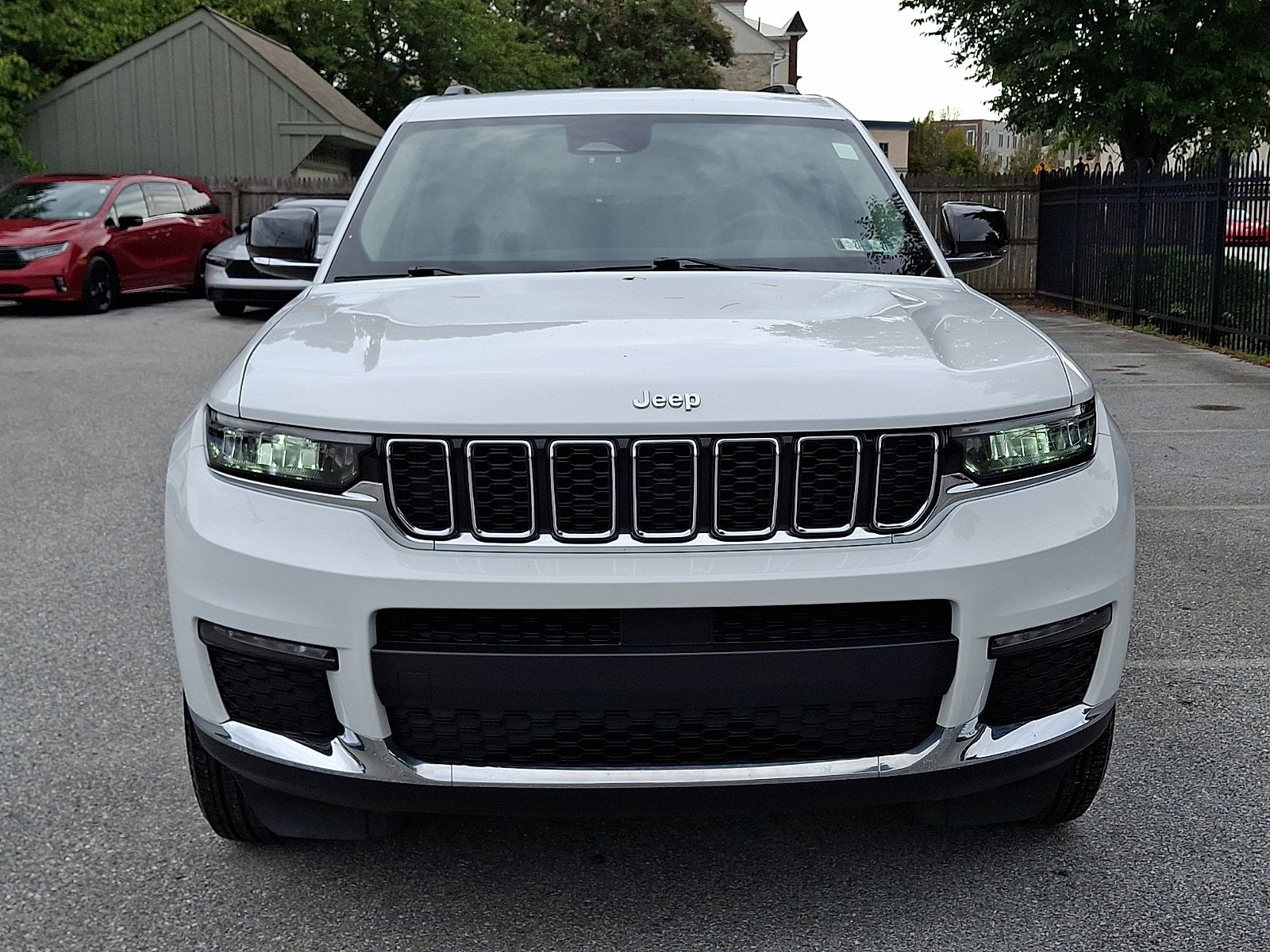 Used 2023 Jeep Grand Cherokee L Limited AWD/4WD image 2