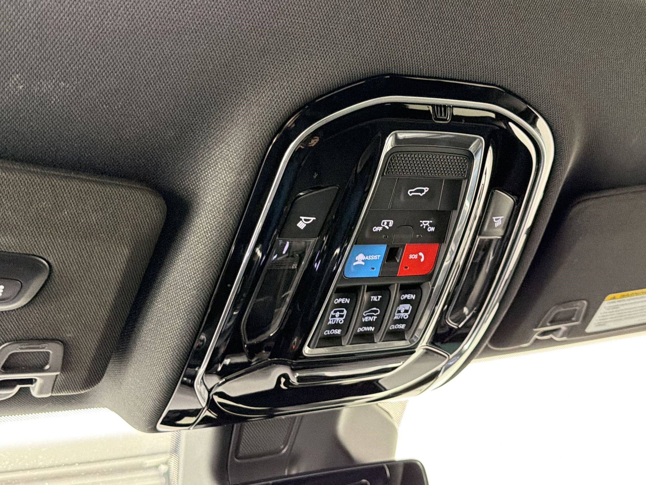 Used 2023 Jeep Grand Cherokee Overland AWD/4WD image 36