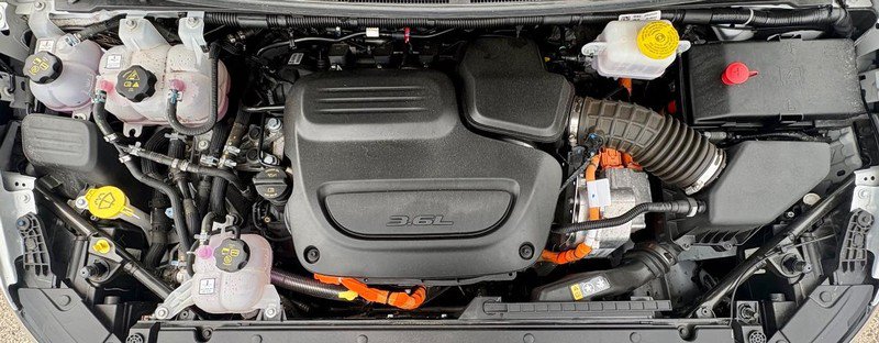 Used 2025 Chrysler Pacifica Pinnacle FWD image 10