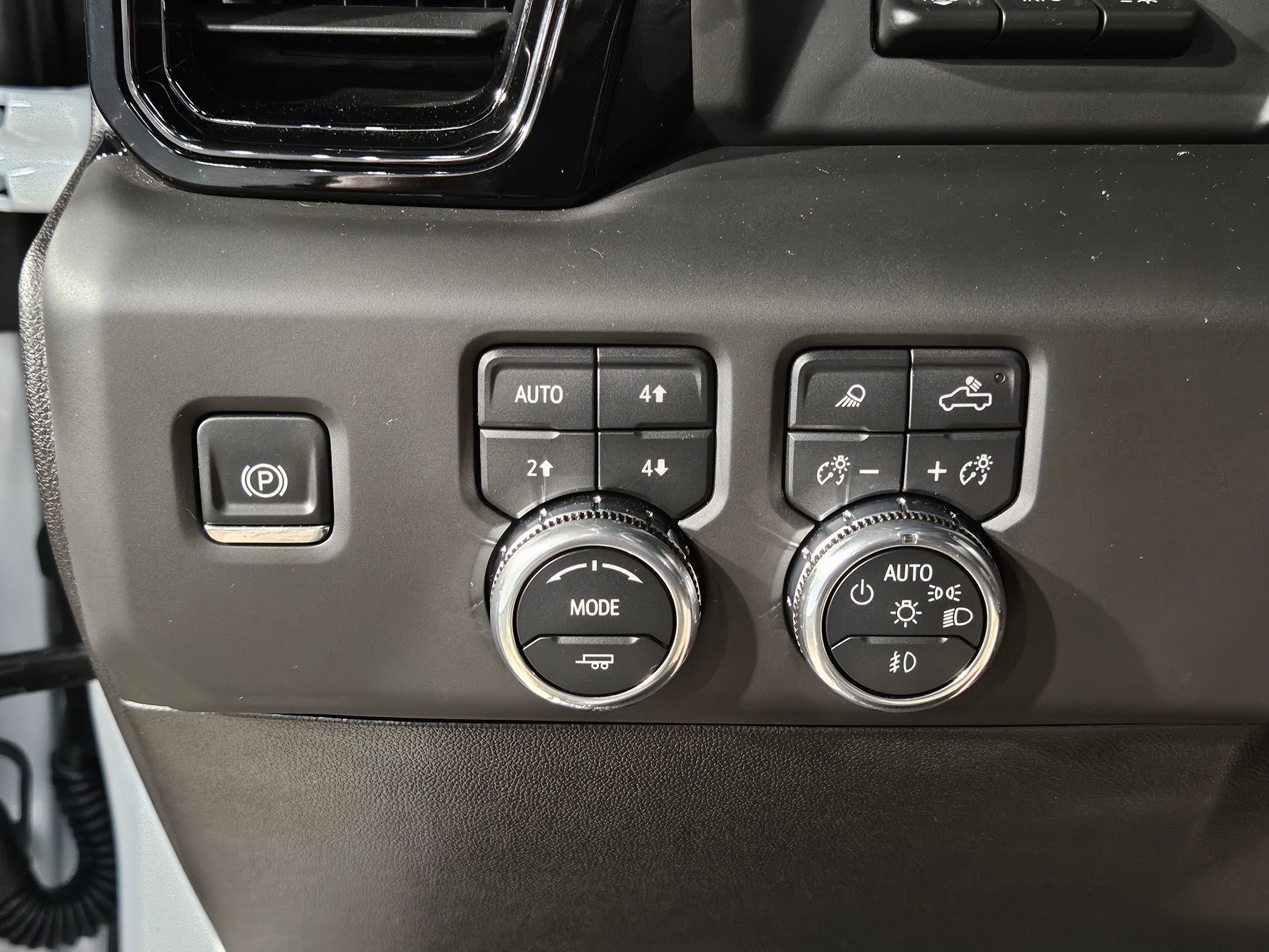 Used 2025 GMC Sierra 2500 AT4X image 27