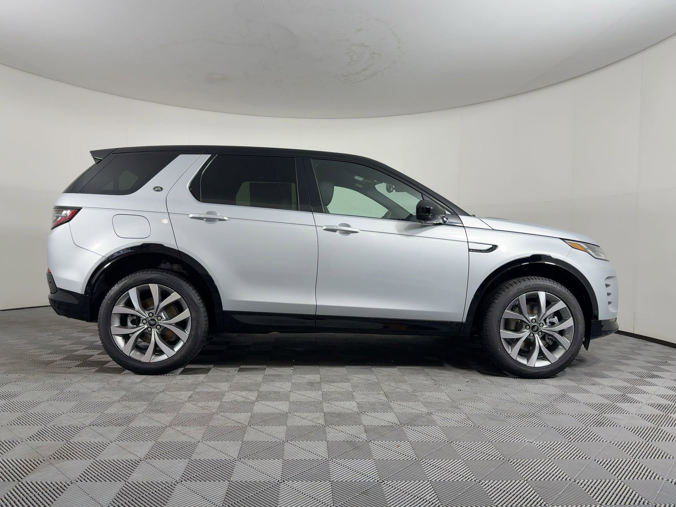 New 2026 Land Rover Discovery Sport Landmark image 8