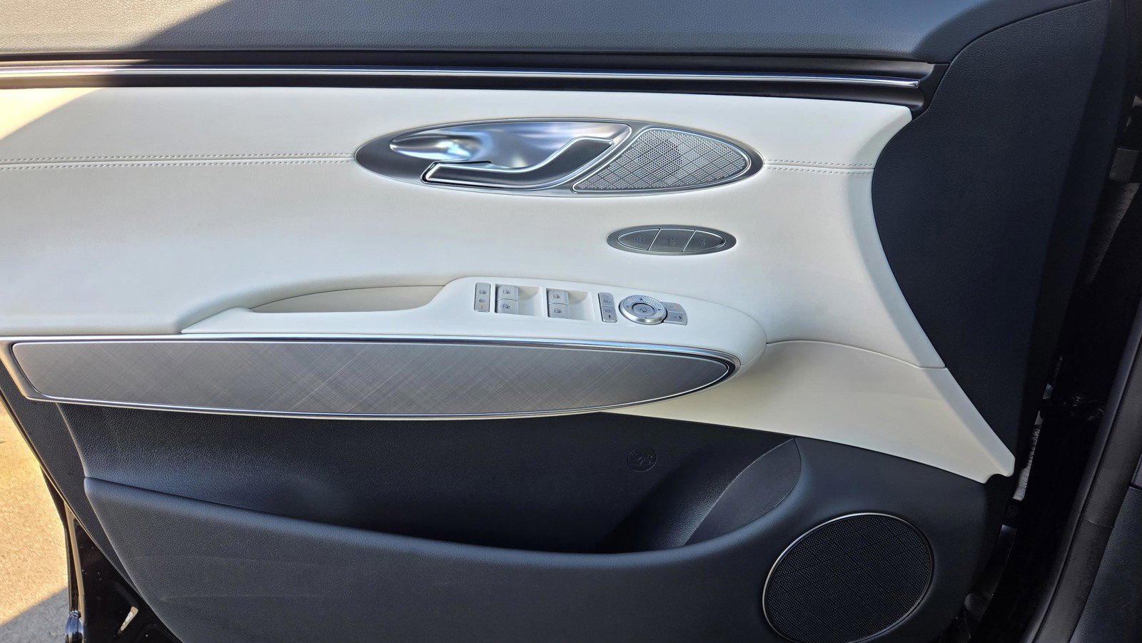 Used 2025 Genesis Electrified GV70 Advanced image 18