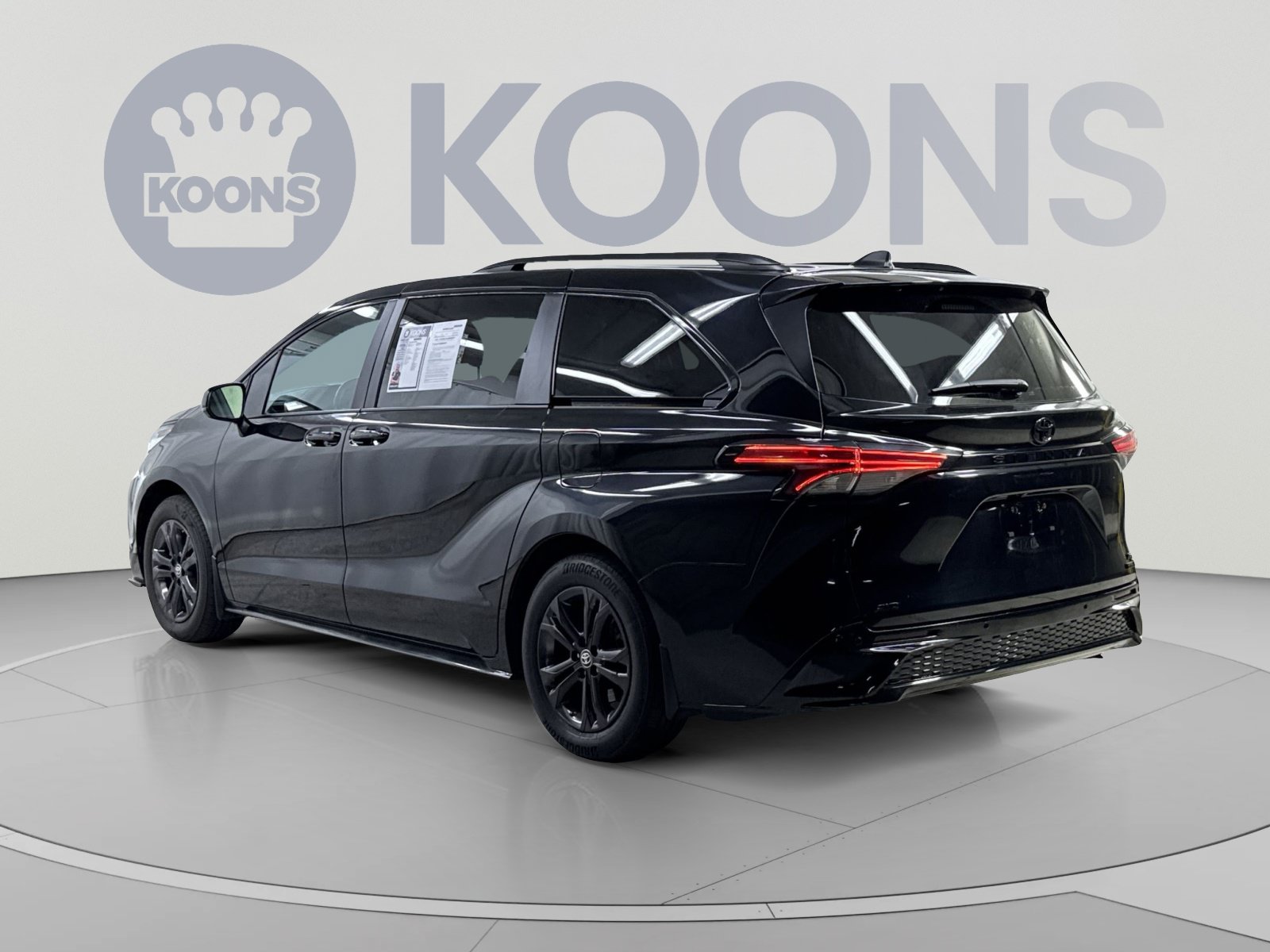 Used 2024 Toyota Sienna XSE w/ XSE Plus Package AWD/4WD image 18