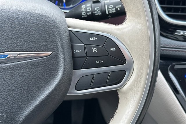 Used 2020 Chrysler Pacifica Limited image 32
