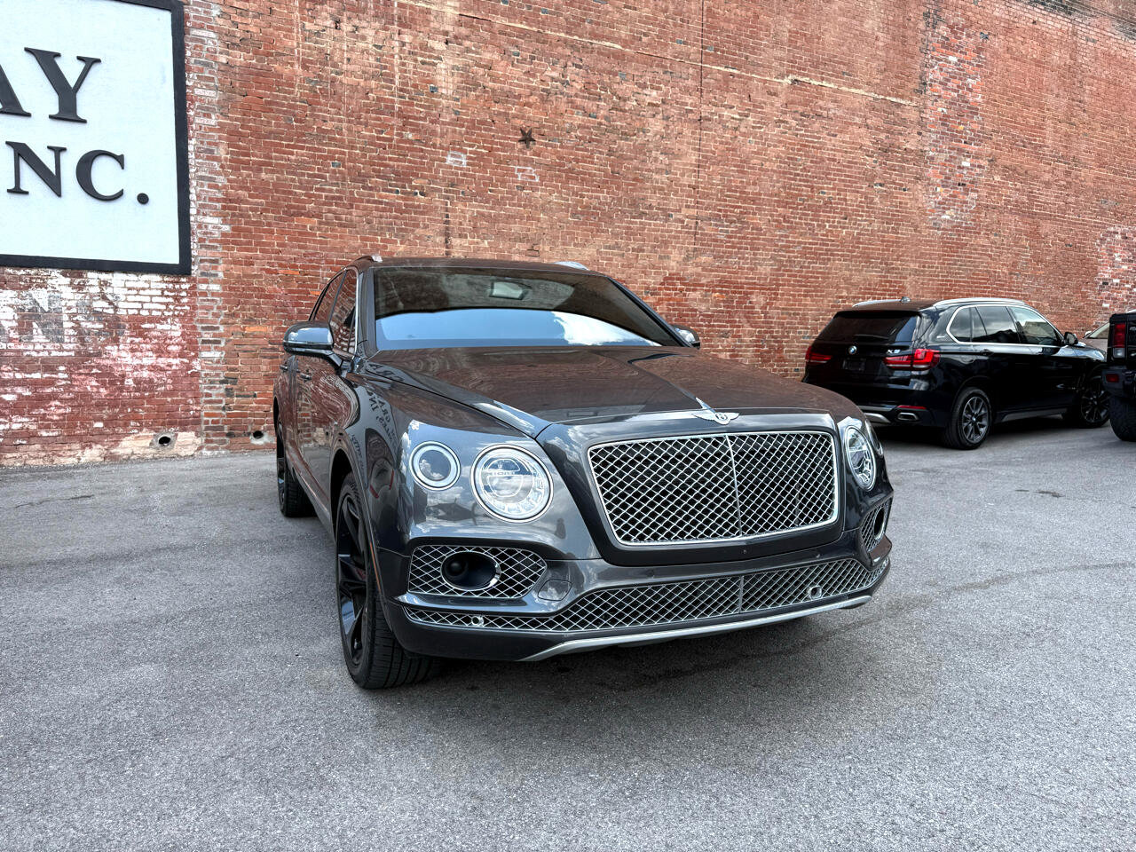 Used 2018 Bentley Bentayga Onyx Edition image 2