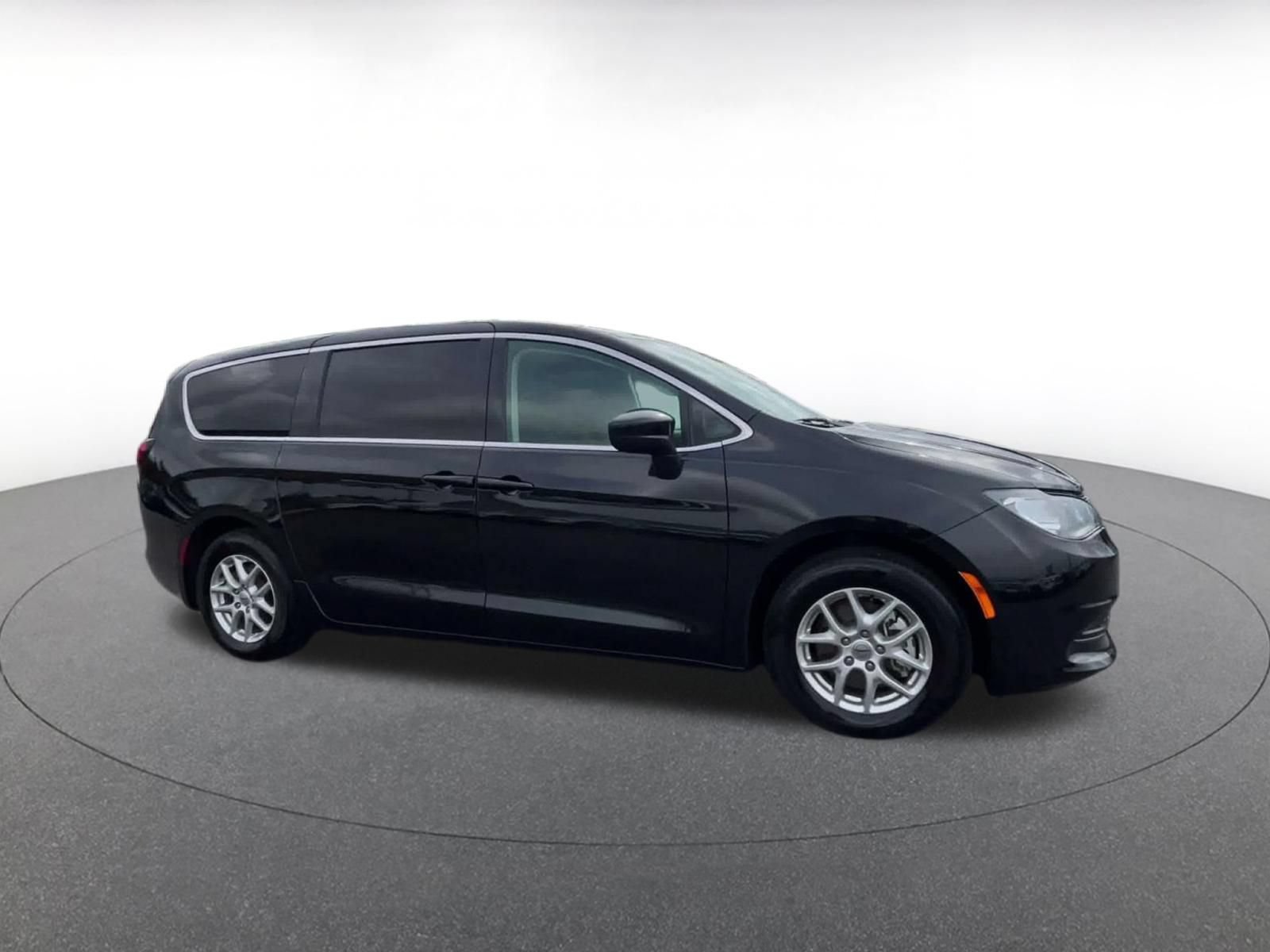 Used 2024 Chrysler Voyager LX FWD image 2