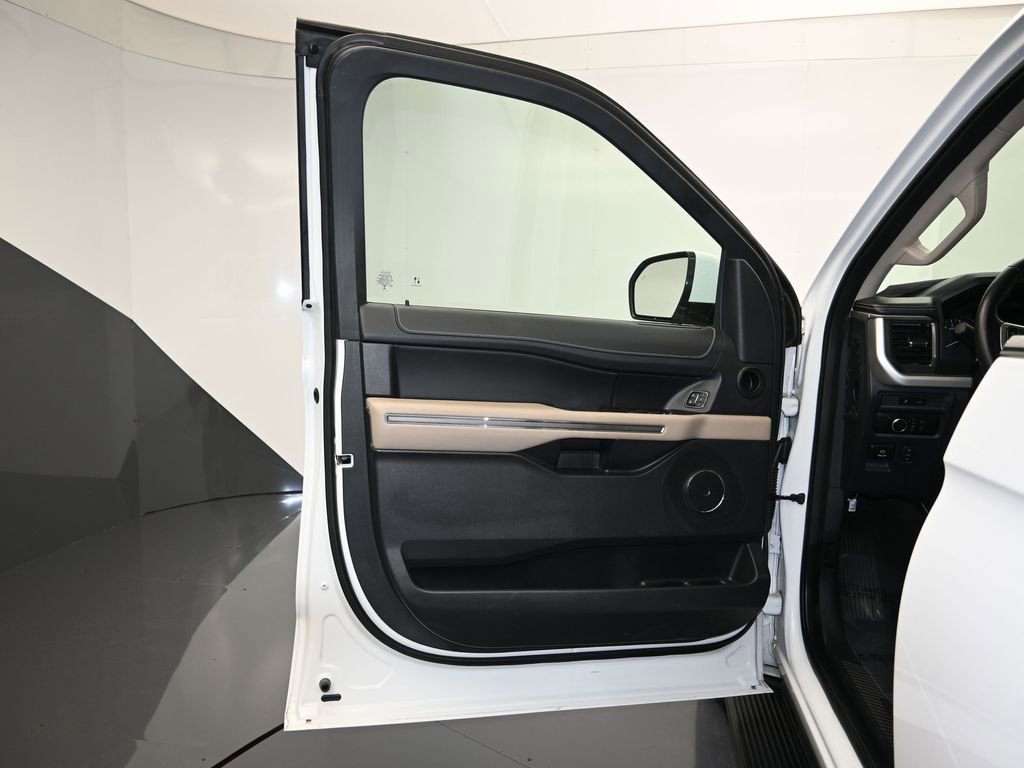 Used 2024 Ford Expedition XLT image 11