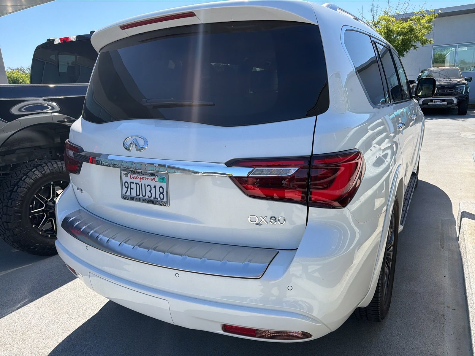 Used 2023 INFINITI QX80 Sensory w/ All-Season Package AWD/4WD image 6