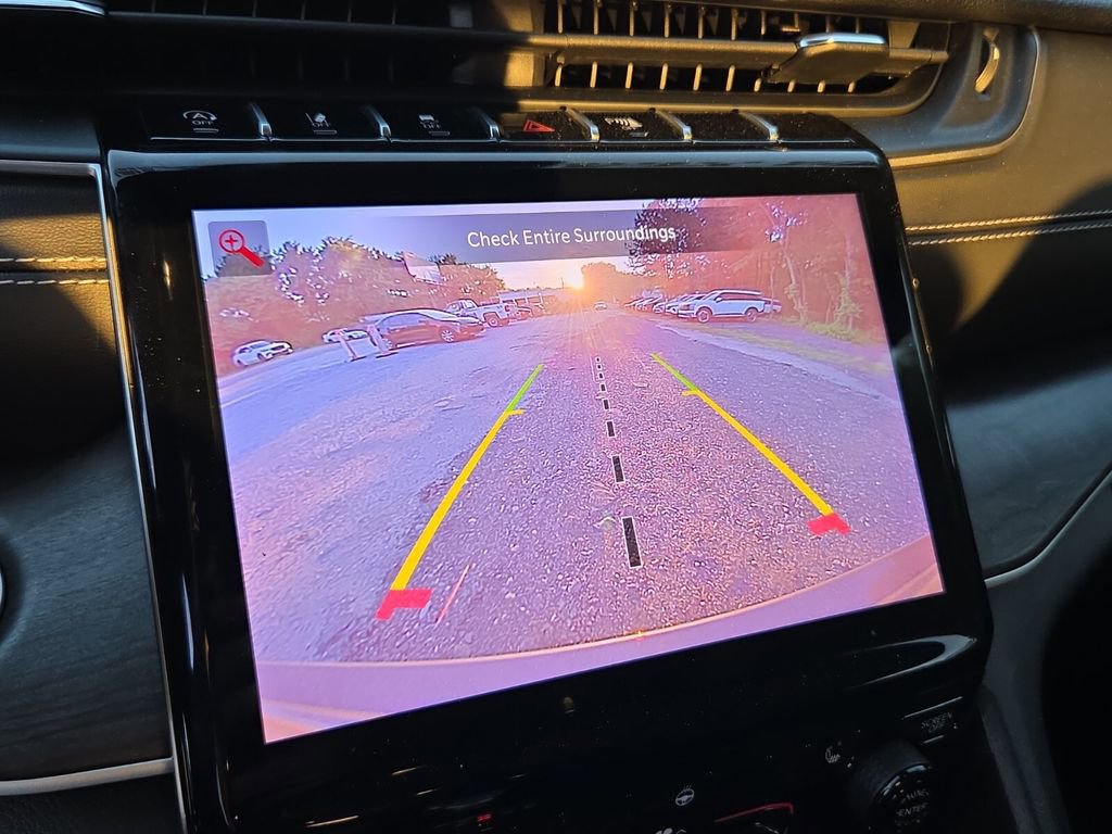 Used 2025 Jeep Grand Cherokee Limited AWD/4WD image 23